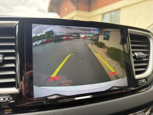 Used 2024 Chrysler Pacifica Touring-L FWD image 12