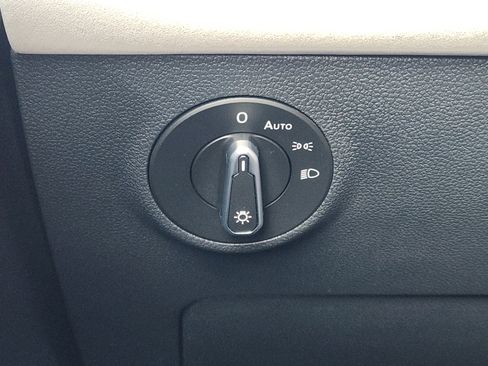 Certified 2025 Volkswagen Taos SE image 34