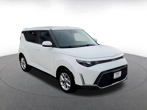 Used 2025 Kia Soul LX w/ LX Technology Package FWD image 3