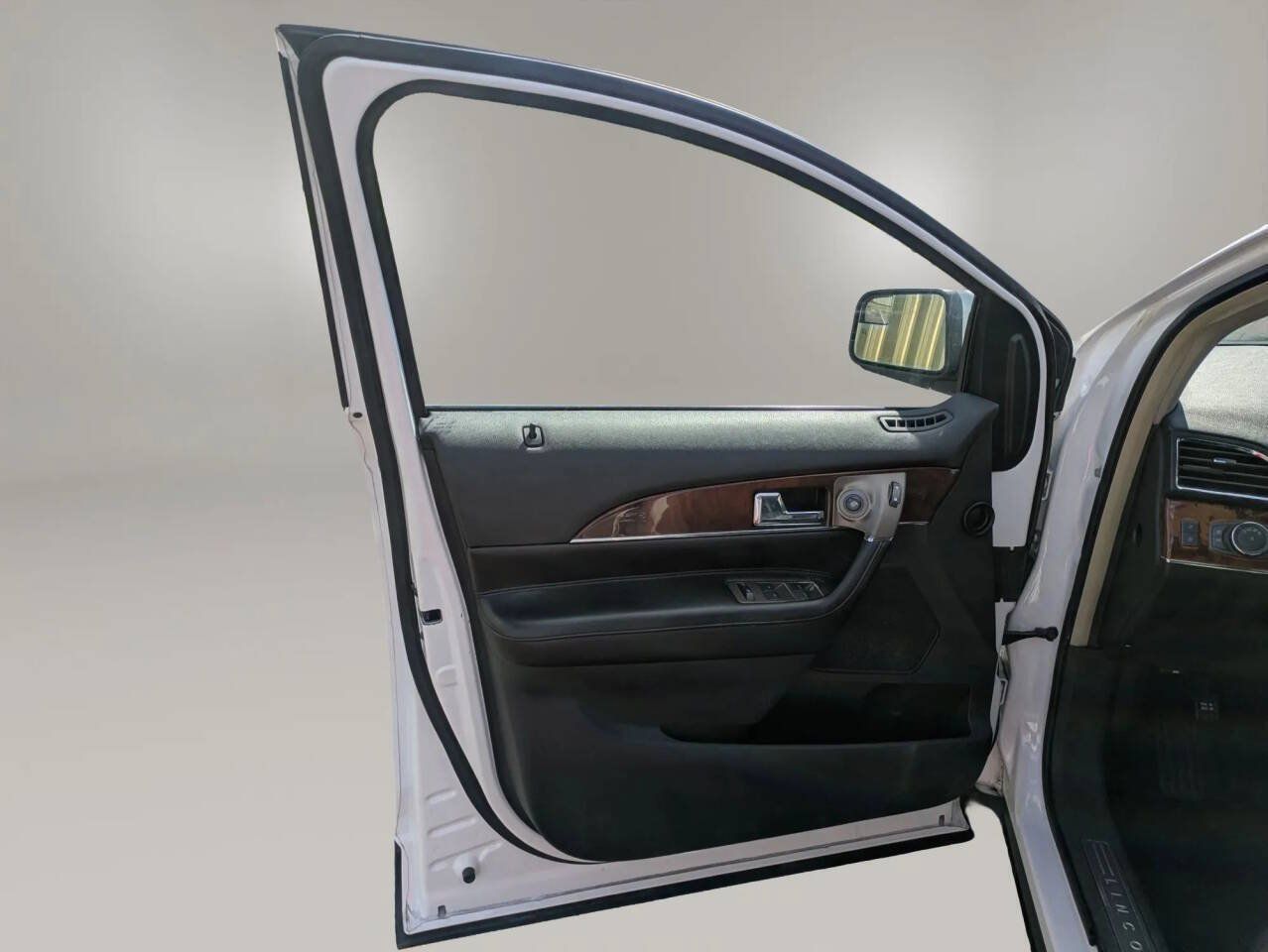 Used 2011 Lincoln MKX 2WD w/ Wood Pkg image 17