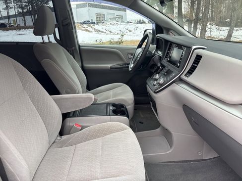 Used 2018 Toyota Sienna LE image 8