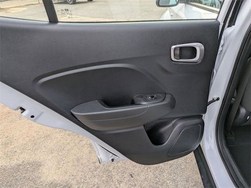 Used 2024 Hyundai Venue SEL image 25