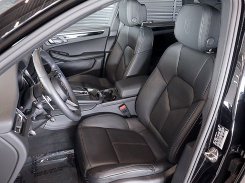 Certified 2025 Porsche Macan image 5