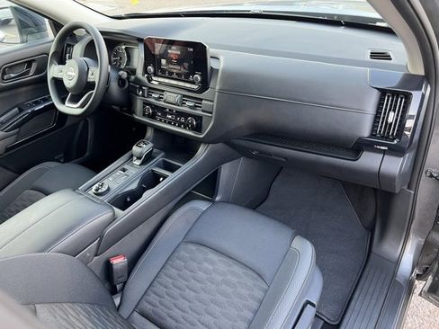 Certified 2025 Nissan Pathfinder S image 19