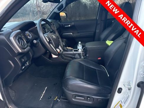 Used 2022 Toyota Tacoma TRD Sport w/ TRD Premium Sport Package image 13