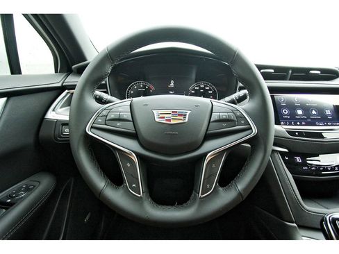 New 2025 Cadillac XT5 Luxury image 13