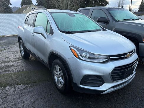 Used 2018 Chevrolet Trax LT w/ LT Convenience Package image 2
