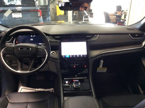 New 2025 Jeep Grand Cherokee Limited w/ Black Appearance Package image 17