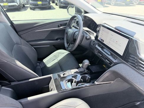 Used 2025 Toyota Camry XLE AWD/4WD image 17