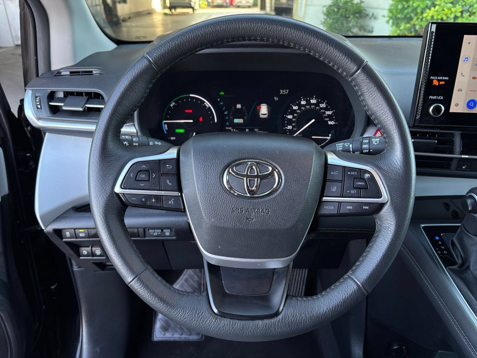 Used 2025 Toyota Sienna XLE FWD image 28