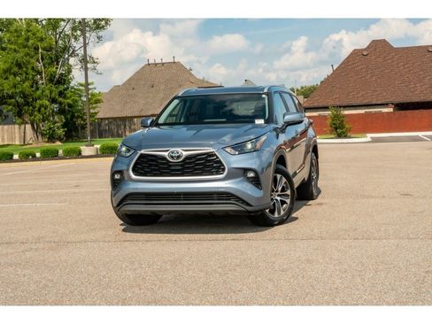 Used 2023 Toyota Highlander XLE AWD/4WD image 1