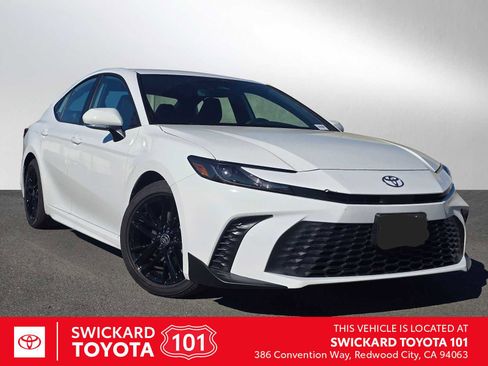 Used 2025 Toyota Camry SE image 1