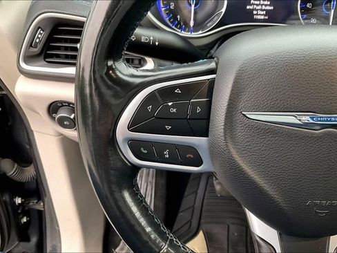 Used 2021 Chrysler Pacifica Touring-L FWD image 11