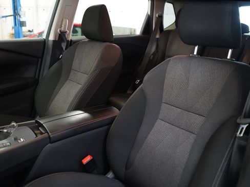Used 2025 Nissan Rogue SV FWD image 16