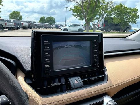 Used 2019 Toyota RAV4 LE FWD image 18
