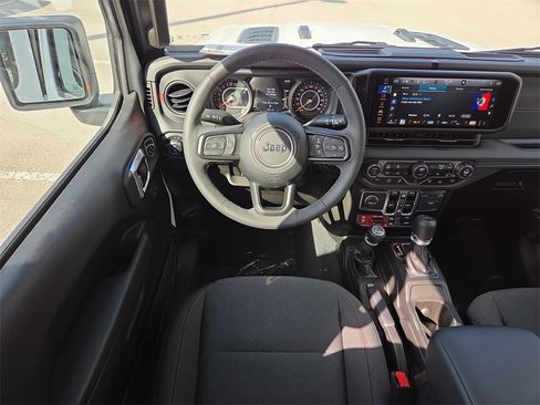 Certified 2025 Jeep Gladiator Rubicon w/ Safety Group image 17