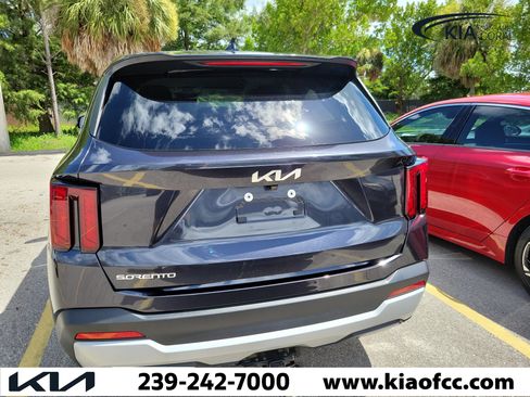 Used 2025 Kia Sorento LX FWD image 9