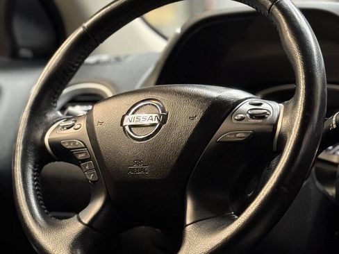 Used 2019 Nissan Pathfinder SV image 17