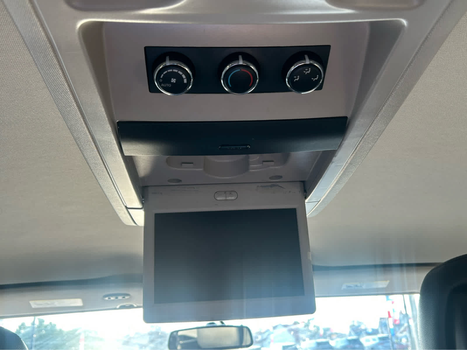 Used 2016 Chrysler Town & Country Touring FWD image 12