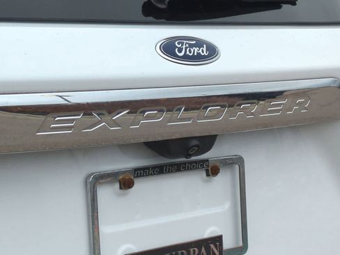 Used 2020 Ford Explorer XLT w/ Comfort Package image 14