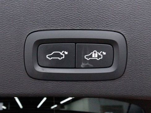 Certified 2025 Volvo XC40 B5 Core image 31