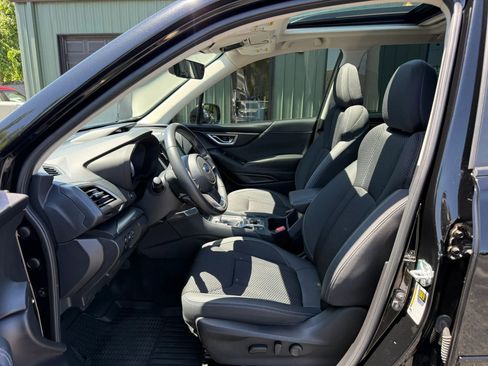 Used 2024 Subaru Forester Premium AWD/4WD image 2
