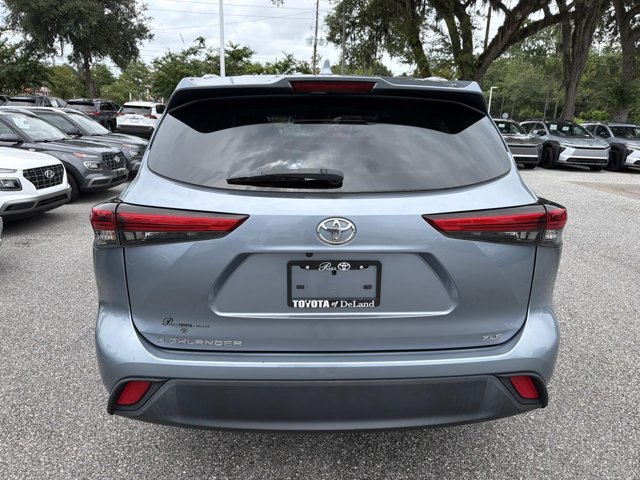 Used 2022 Toyota Highlander XLE FWD image 3
