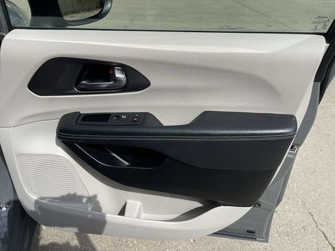 Used 2023 Chrysler Pacifica Touring-L FWD image 16