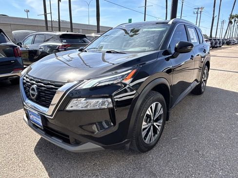 Used 2022 Nissan Rogue SV w/ SV Premium Package image 2