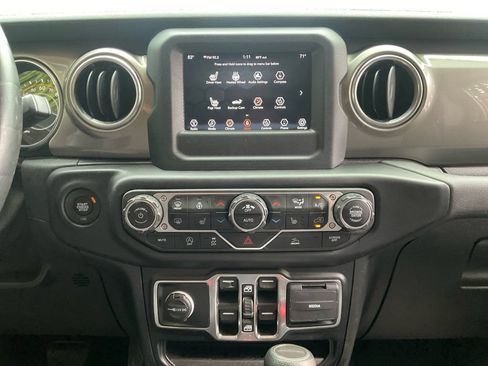 Used 2021 Jeep Gladiator Overland w/ Cold Weather Group AWD/4WD image 11