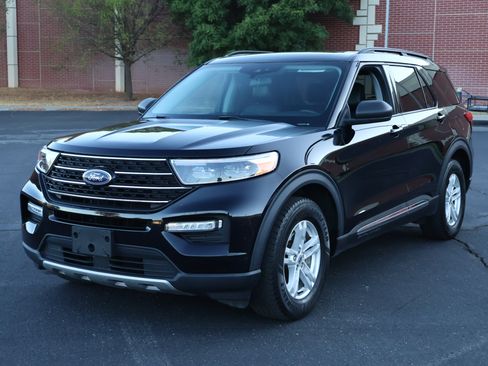Used 2021 Ford Explorer XLT w/ Equipment Group 202A AWD/4WD image 33