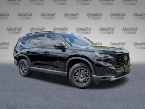 Used 2025 Honda Pilot TrailSport image 2