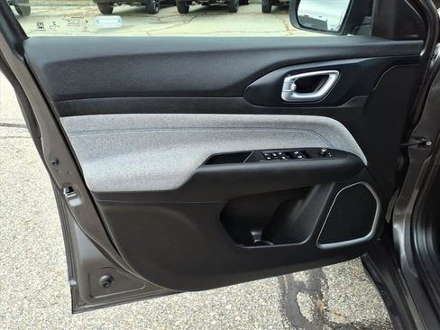 Used 2022 Jeep Compass Latitude image 11