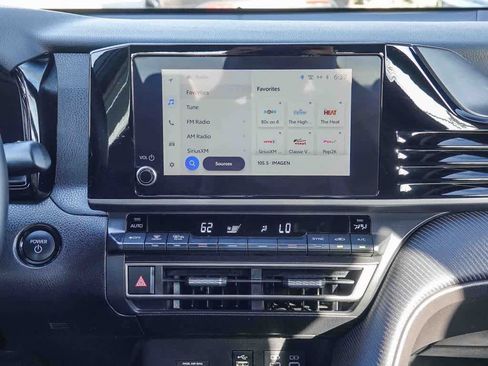 Used 2025 Toyota Camry SE image 12