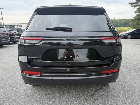 New 2025 Jeep Grand Cherokee Altitude image 6