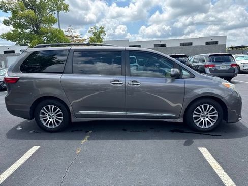Used 2018 Toyota Sienna XLE w/ XLE Navigation Package FWD image 6