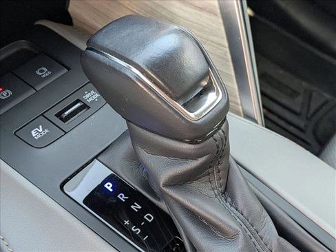 Used 2024 Toyota Venza Limited image 12