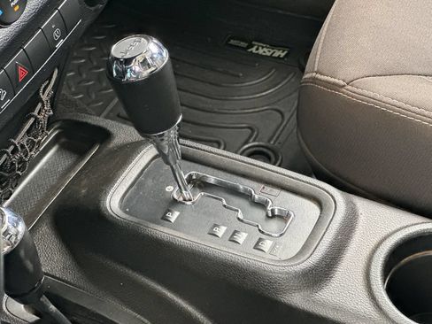 Used 2017 Jeep Wrangler Unlimited Sahara w/ Connectivity Group AWD/4WD image 18