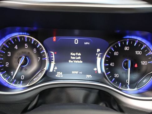 Used 2025 Chrysler Pacifica Select FWD image 36