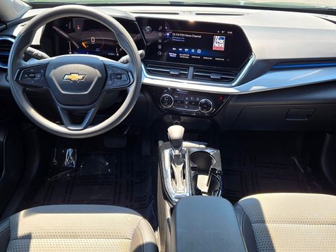 Certified 2025 Chevrolet Trax LT FWD image 17