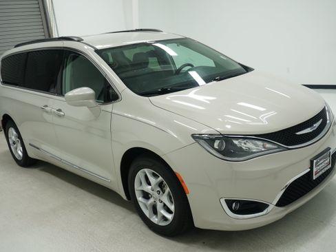 Used 2017 Chrysler Pacifica Touring-L w/ Tire & Wheel Group FWD image 3