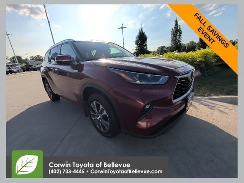 Used 2021 Toyota Highlander XLE AWD/4WD image 1