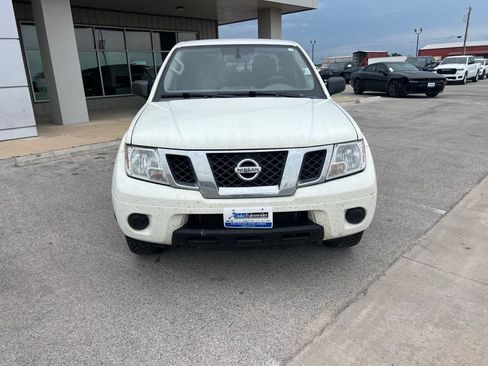 Used 2019 Nissan Frontier SV RWD image 2