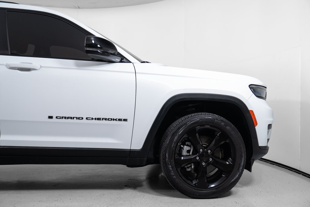 Used 2023 Jeep Grand Cherokee L Laredo RWD image 4