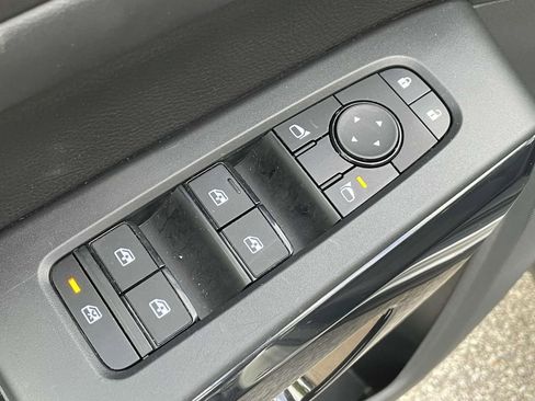 Used 2024 Nissan Pathfinder S image 17