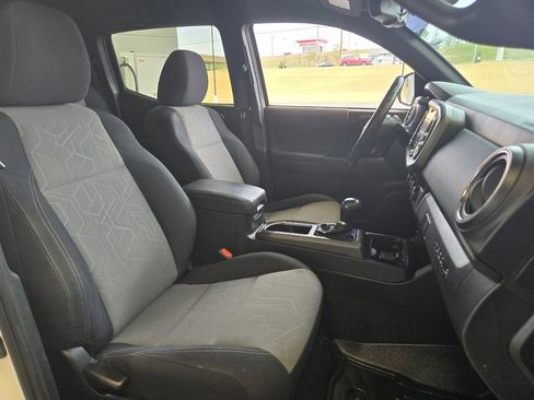 Used 2022 Toyota Tacoma TRD Sport w/ Technology Package image 20