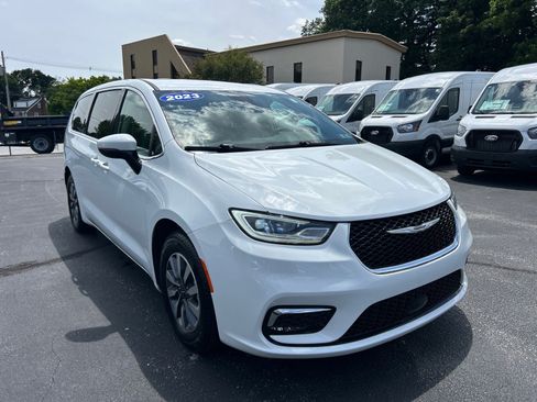 Used 2023 Chrysler Pacifica Touring-L FWD image 3