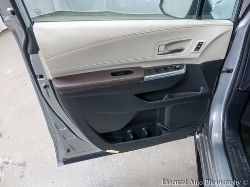 Used 2023 Toyota Sienna Platinum image 20