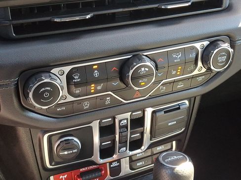 Certified 2024 Jeep Gladiator Mojave AWD/4WD image 16