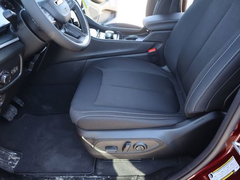 New 2026 Jeep Grand Cherokee Laredo image 11